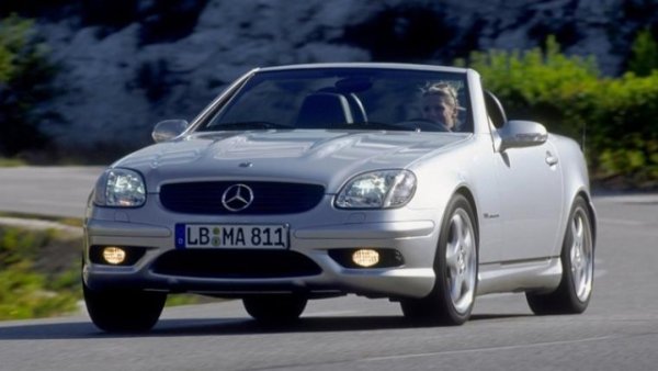 &bdquo;Sportlicht, Leicht und Kurz&ldquo;, т.е. &bdquo;Спортен, лек и компактен&ldquo;. Тва е значението на съкращението &bdquo; Slk &ldquo;, което обобщава същността на първото поколение на немския спайдър. Роден през 1995 г. от моливите на Майкъл Мауер (създател на Smart) и Мурат Гунак, той въплъщава тези мантри с междуосие от 2,4 метра (същото като на емблематичния 300 SL) и широка гама от бензинови двигатели. 
Доминирани са на върха от 3.2 компресорния V6 на SLK 32 AMG  с 354 к.с. Списъкът започва с 2.0 с атмосферно пълнене със 136 к.с., следван от неговия аналог Kompressor със 163 или 192 к.с., и 2.3 (задължително с компресор)  със 193 или 197 к.с. Точно преди споменатия по-рано AMG е позициониран допълнителен шестцилиндров вариант - SLK 320 . Той предлага 218 коня и ускорява от 0 до 100 за 6,9 секунди. 

Към средата на производствения цикъл, през 2000 г.  Stuttgart spider претърпява голяма актуализация. Освен интерирор тя вклюва само двигатели в полза наKompressor, предлаган преди това само на някои избрани европейски пазари. Сглобявани до 2004 г. в германския завод в Бремен и в ЮАР, са произведени 311 222 бройки, от които 4333 AMG 